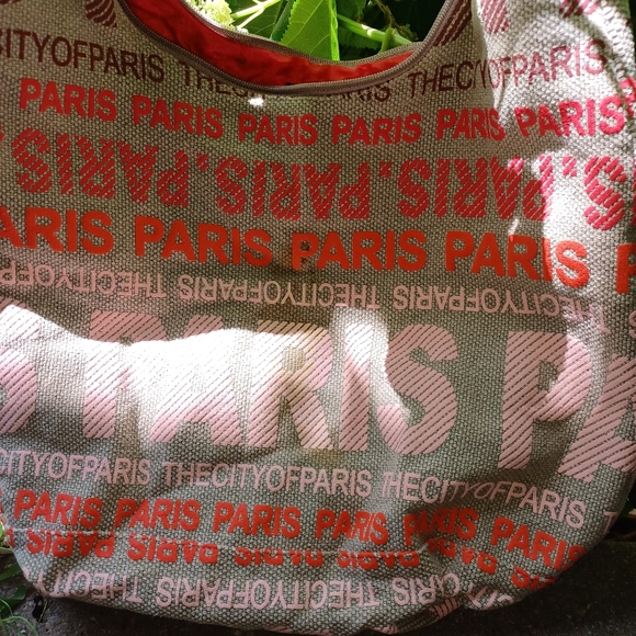 Robin Ruth cute Shoulder Bag with Paris Print all over it. Bring Paris home! - Picture 2 of 2